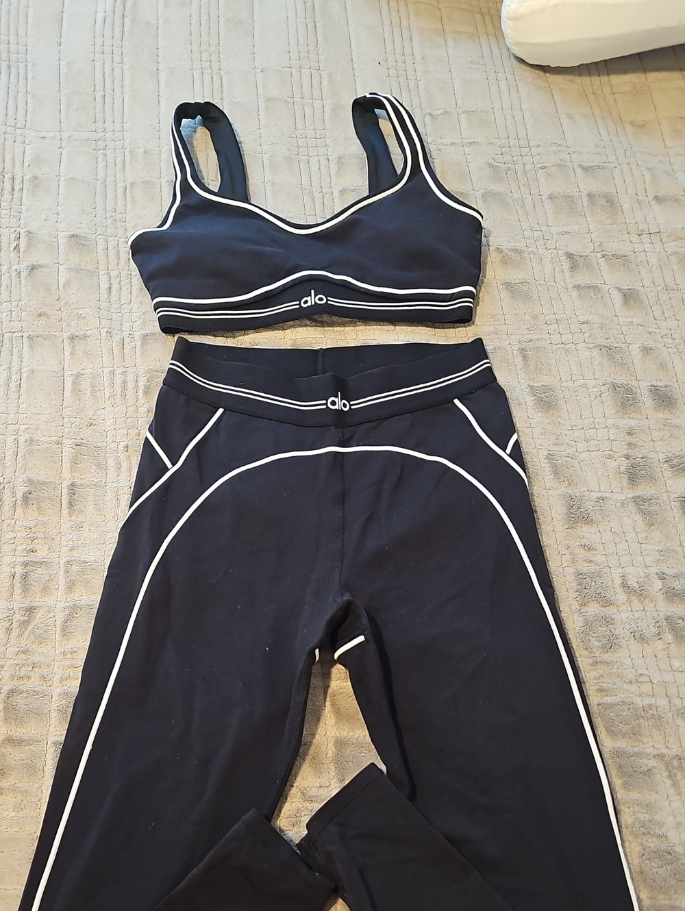 Alo Black Athletic Set Size Small & Bucket Hat Like New